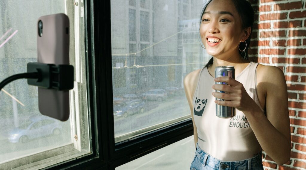 Pelangganmu-Menurun-Tingkatkan-Branding-Produk-dengan-Konten-Kreator-Profesional