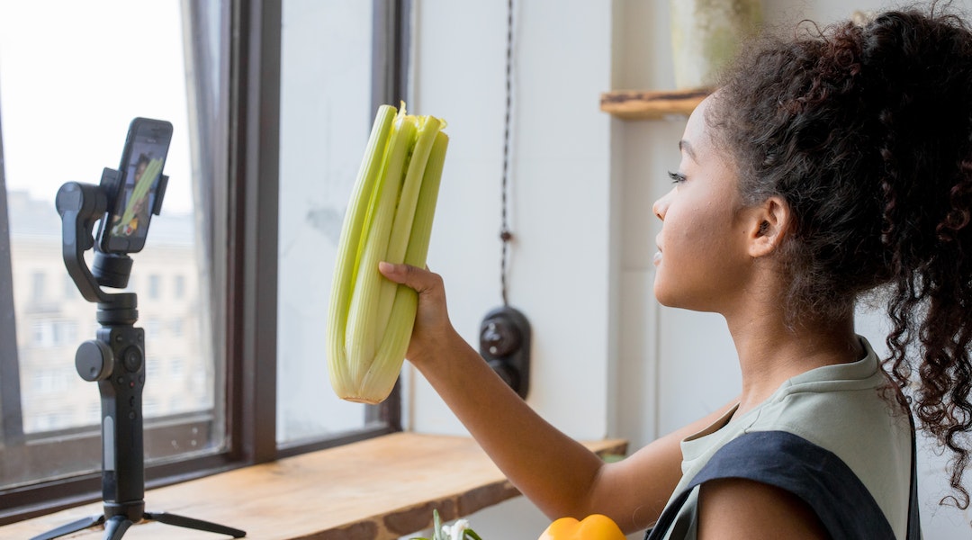 Pelangganmu-Menurun-Tingkatkan-Branding-Produk-dengan-Konten-Kreator-Profesional